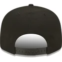 cappellino-piatto-nero-snapback-con-logo-giallo-9fifty-league-essential-dei-new-york-yankees-mlb-di-new-era