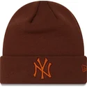 gorro-marrone-con-logo-marrone-league-essential-cuff-dei-new-york-yankees-mlb-di-new-era