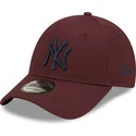 cappelli-curva-rosso-cinghia-regolabile-granate-9forty-league-essential-dei-new-york-yankees-mlb-di-new-era