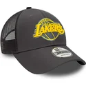 cappelli-curva-grigio-cinghia-regolabile-9forty-home-field-dei-los-angeles-lakers-nba-di-new-era