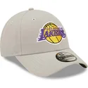 cappelli-curva-grigio-cinghia-regolabile-9forty-repreve-dei-los-angeles-lakers-nba-di-new-era