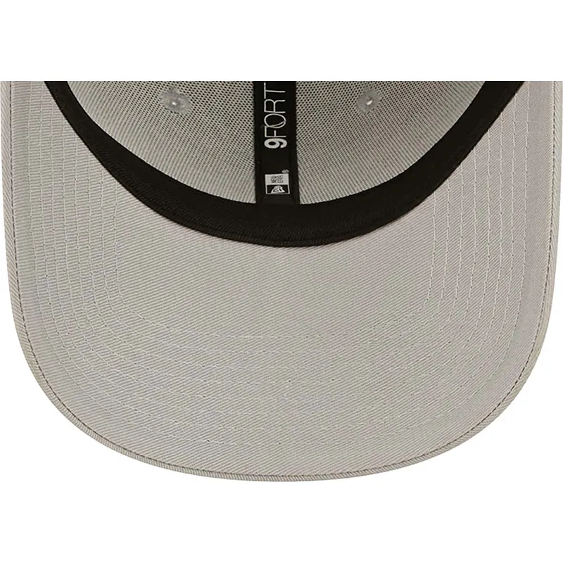 cappelli-curva-grigio-cinghia-regolabile-9forty-repreve-dei-los-angeles-lakers-nba-di-new-era