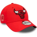 cappelli-curva-rosso-cinghia-regolabile-9forty-team-side-patch-dei-chicago-bulls-nba-di-new-era
