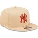 cappelli-piatta-beige-snapback-9fifty-league-essential-dei-new-york-yankees-mlb-di-new-era