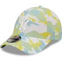 cappelli-curva-verde-cinghia-regolabile-9forty-all-over-print-seasonal-dei-new-york-yankees-mlb-di-new-era