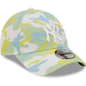 cappelli-curva-verde-cinghia-regolabile-9forty-all-over-print-seasonal-dei-new-york-yankees-mlb-di-new-era