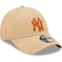 cappellino-curvo-marrone-regolabile-con-logo-marrone-9forty-jersey-essential-di-new-york-yankees-mlb-di-new-era