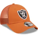 cappellino-trucker-arancione-regolabile-a-frame-home-field-dei-las-vegas-raiders-nfl-di-new-era