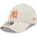cappelli-curva-beige-cinghia-regolabile-9forty-league-essential-dei-new-york-yankees-mlb-di-new-era