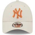 cappelli-curva-beige-cinghia-regolabile-9forty-league-essential-dei-new-york-yankees-mlb-di-new-era