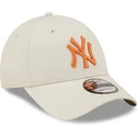 cappelli-curva-beige-cinghia-regolabile-9forty-league-essential-dei-new-york-yankees-mlb-di-new-era