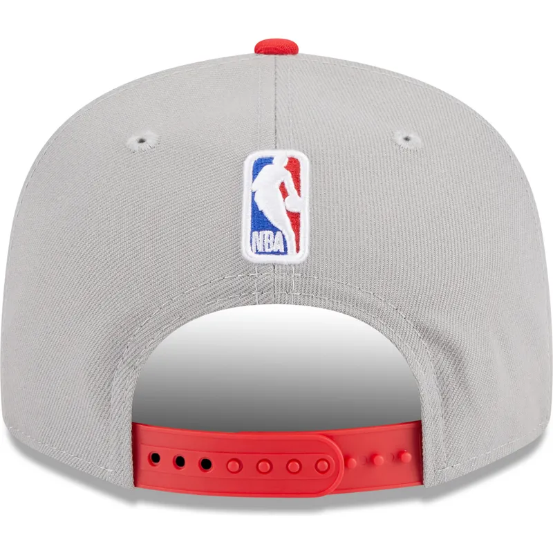 cappello-piatto-grigio-e-rosso-snapback-9fifty-draft-edition-2023-di-chicago-bulls-nba-di-new-era