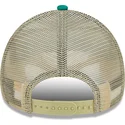 cappellino-trucker-beige-e-verde-9forty-a-frame-all-day-trucker-dei-boston-celtics-nba-di-new-era
