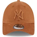 cappellino-marrone-regolabile-con-visiera-curva-e-logo-marrone-9forty-cord-dei-new-york-yankees-mlb-di-new-era