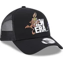 cappellino-trucker-nero-a-frame-di-coyote-e-beep-beep-looney-tunes-di-new-era