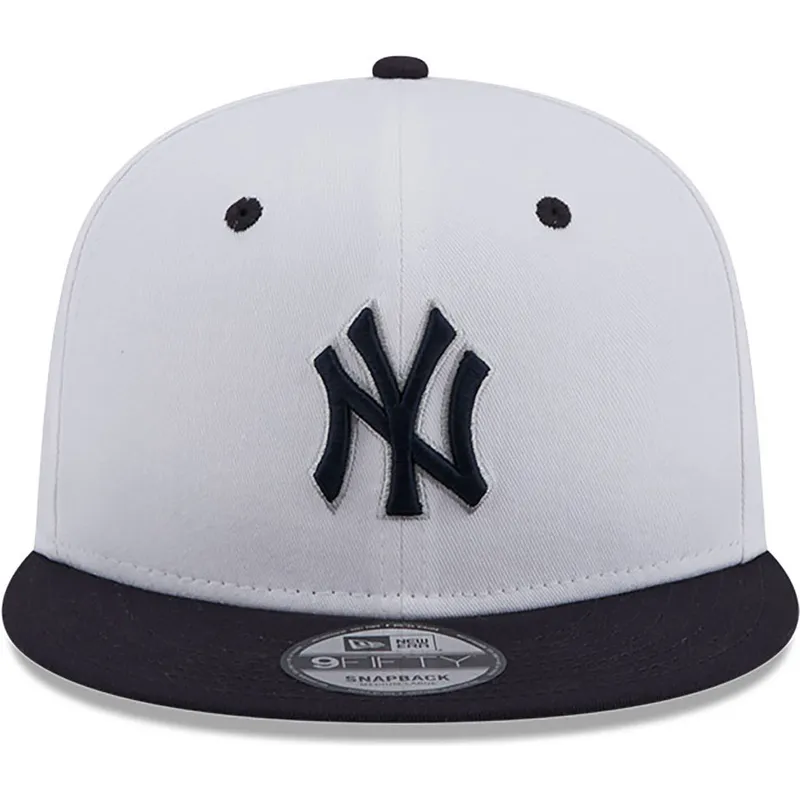 cappello-piatto-bianco-e-blu-navy-snapback-con-logo-blu-navy-9fifty-white-crown-patch-dei-new-york-yankees-mlb-di-new-era