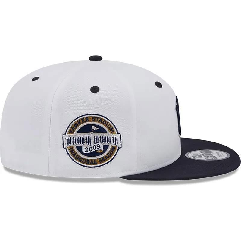 cappello-piatto-bianco-e-blu-navy-snapback-con-logo-blu-navy-9fifty-white-crown-patch-dei-new-york-yankees-mlb-di-new-era