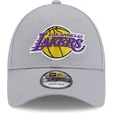 cappellino-visiera-curva-grigio-regolabile-9forty-team-side-patch-dei-los-angeles-lakers-nba-di-new-era