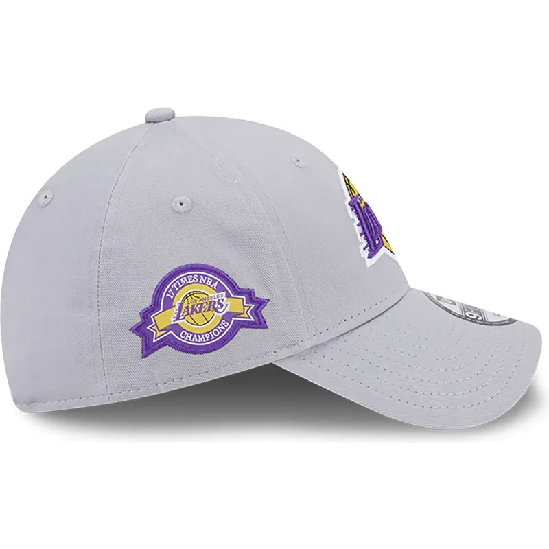 cappellino-visiera-curva-grigio-regolabile-9forty-team-side-patch-dei-los-angeles-lakers-nba-di-new-era