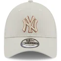 cappelli-curva-beige-cinghia-regolabile-9forty-team-outline-dei-new-york-yankees-mlb-di-new-era