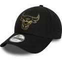 cappelli-curva-nero-cinghia-regolabile-9forty-metallic-badge-dei-chicago-bulls-nba-di-new-era
