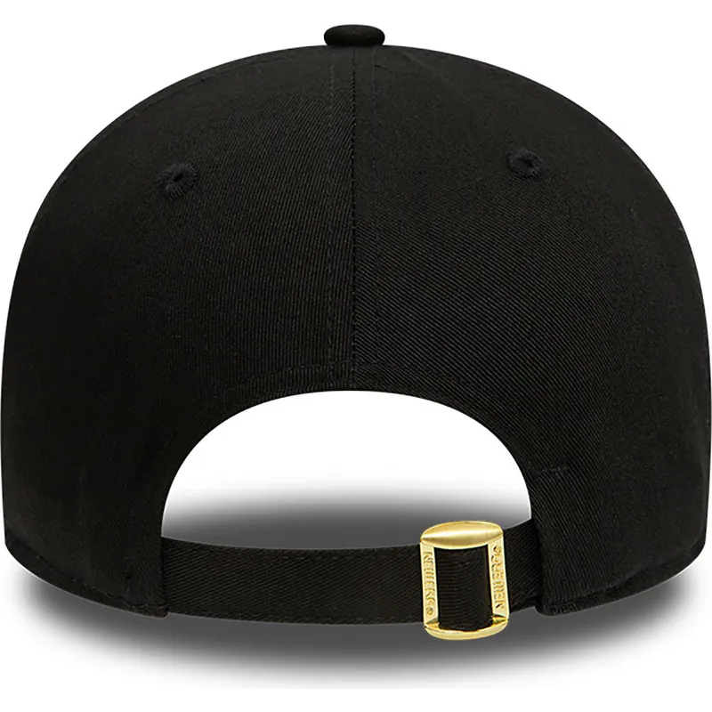 cappelli-curva-nero-cinghia-regolabile-9forty-metallic-badge-dei-chicago-bulls-nba-di-new-era cappelli-curva-nero-cinghia-regolabile-9forty-metallic-badge-dei-chicago-bulls-nba-di-new-era