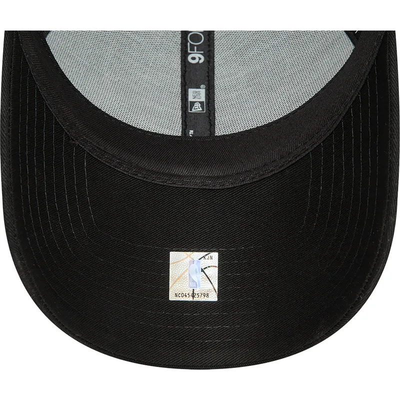 cappelli-curva-nero-cinghia-regolabile-9forty-metallic-badge-dei-chicago-bulls-nba-di-new-era cappelli-curva-nero-cinghia-regolabile-9forty-metallic-badge-dei-chicago-bulls-nba-di-new-era