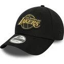 cappelli-curva-nero-cinghia-regolabile-9forty-metallic-badge-dei-los-angeles-lakers-nba-di-new-era