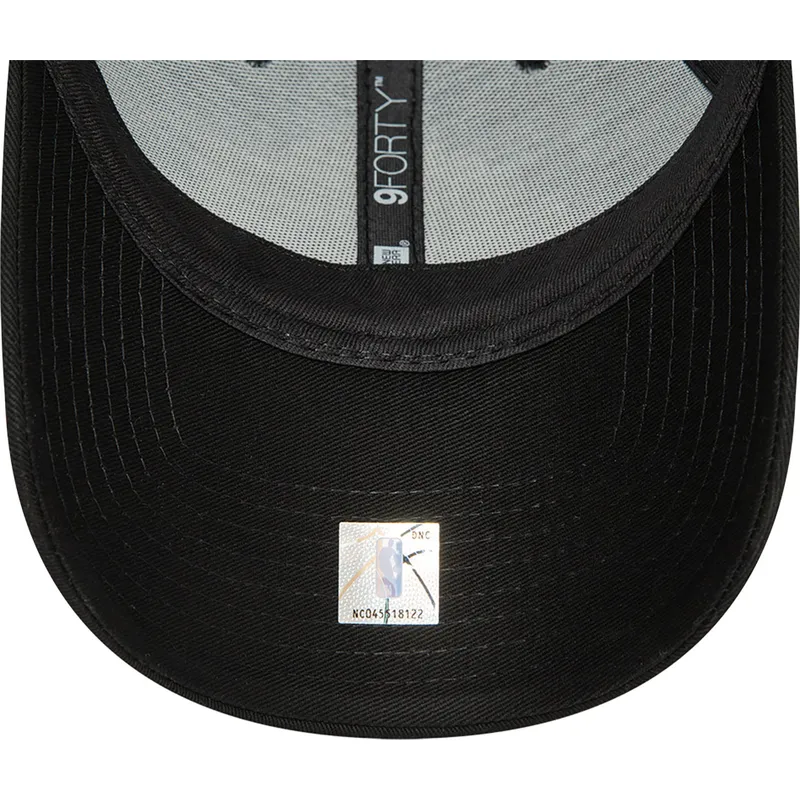 cappelli-curva-nero-cinghia-regolabile-9forty-metallic-badge-dei-los-angeles-lakers-nba-di-new-era cappelli-curva-nero-cinghia-regolabile-9forty-metallic-badge-dei-los-angeles-lakers-nba-di-new-era