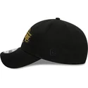 cappelli-curva-nero-cinghia-regolabile-9forty-metallic-badge-dei-los-angeles-lakers-nba-di-new-era