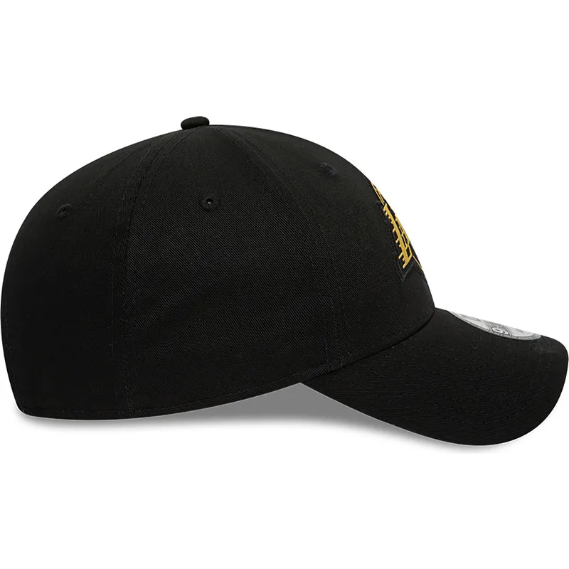 cappelli-curva-nero-cinghia-regolabile-9forty-metallic-badge-dei-los-angeles-lakers-nba-di-new-era cappelli-curva-nero-cinghia-regolabile-9forty-metallic-badge-dei-los-angeles-lakers-nba-di-new-era