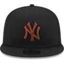 cappello-snapback-nero-con-visiera-piatta-e-logo-marrone-9fifty-league-essential-dei-new-york-yankees-mlb-di-new-era