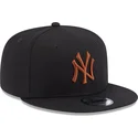 cappello-snapback-nero-con-visiera-piatta-e-logo-marrone-9fifty-league-essential-dei-new-york-yankees-mlb-di-new-era
