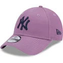 cappellino-curvo-viola-regolabile-con-logo-blu-navy-9forty-league-essential-dei-new-york-yankees-mlb-di-new-era