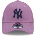 cappellino-curvo-viola-regolabile-con-logo-blu-navy-9forty-league-essential-dei-new-york-yankees-mlb-di-new-era