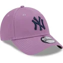 cappellino-curvo-viola-regolabile-con-logo-blu-navy-9forty-league-essential-dei-new-york-yankees-mlb-di-new-era