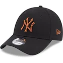 cappello-curvo-nero-regolabile-con-logo-marrone-9forty-league-essential-dei-new-york-yankees-mlb-di-new-era