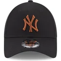cappello-curvo-nero-regolabile-con-logo-marrone-9forty-league-essential-dei-new-york-yankees-mlb-di-new-era