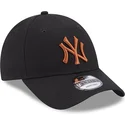 cappello-curvo-nero-regolabile-con-logo-marrone-9forty-league-essential-dei-new-york-yankees-mlb-di-new-era