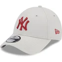 cappello-beige-regolabile-con-visiera-curva-e-logo-rosso-9forty-league-essential-dei-new-york-yankees-mlb-di-new-era