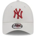 cappello-beige-regolabile-con-visiera-curva-e-logo-rosso-9forty-league-essential-dei-new-york-yankees-mlb-di-new-era