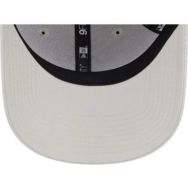 cappelli-curva-beige-cinghia-regolabile-9forty-league-essential-dei-new-york-yankees-mlb-di-new-era cappelli-curva-beige-cinghia-regolabile-9forty-league-essential-dei-new-york-yankees-mlb-di-new-era