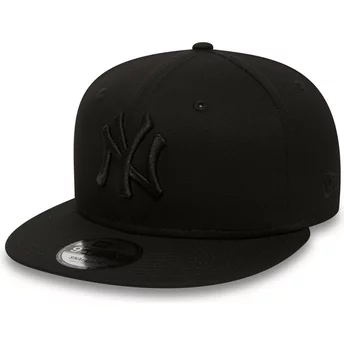 Cappellino visiera piatta nero snapback 9FIFTY Black on Black di New York Yankees MLB di New Era