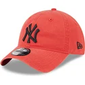 cappelli-curva-rosso-cinghia-regolabile-negro-9twenty-league-essential-dei-new-york-yankees-mlb-di-new-era