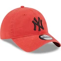 cappelli-curva-rosso-cinghia-regolabile-negro-9twenty-league-essential-dei-new-york-yankees-mlb-di-new-era