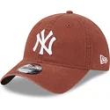 cappelli-curva-marrone-cinghia-regolabile-9twenty-league-essential-dei-new-york-yankees-mlb-di-new-era