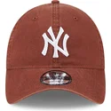 cappelli-curva-marrone-cinghia-regolabile-9twenty-league-essential-dei-new-york-yankees-mlb-di-new-era