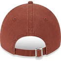 cappelli-curva-marrone-cinghia-regolabile-9twenty-league-essential-dei-new-york-yankees-mlb-di-new-era