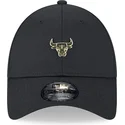 cappellino-regolabile-nero-con-visiera-curva-9forty-con-spilla-dei-chicago-bulls-nba-di-new-era