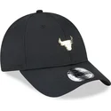 cappelli-curva-nero-cinghia-regolabile-9forty-pin-dei-chicago-bulls-nba-di-new-era